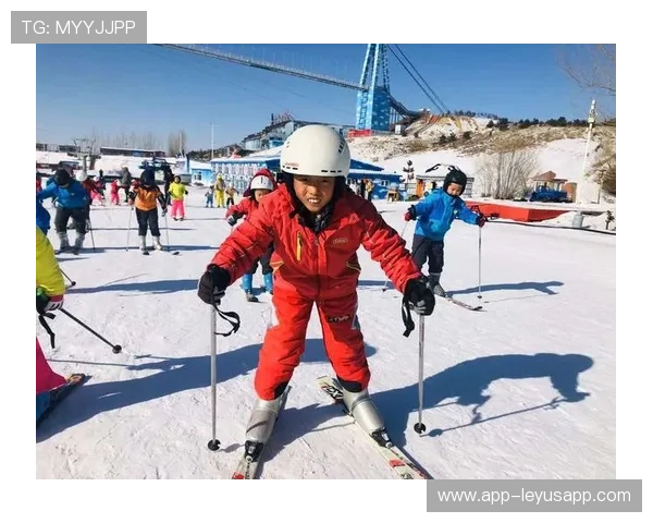 滑雪者在山顶喊“我能飞”然后摔翻